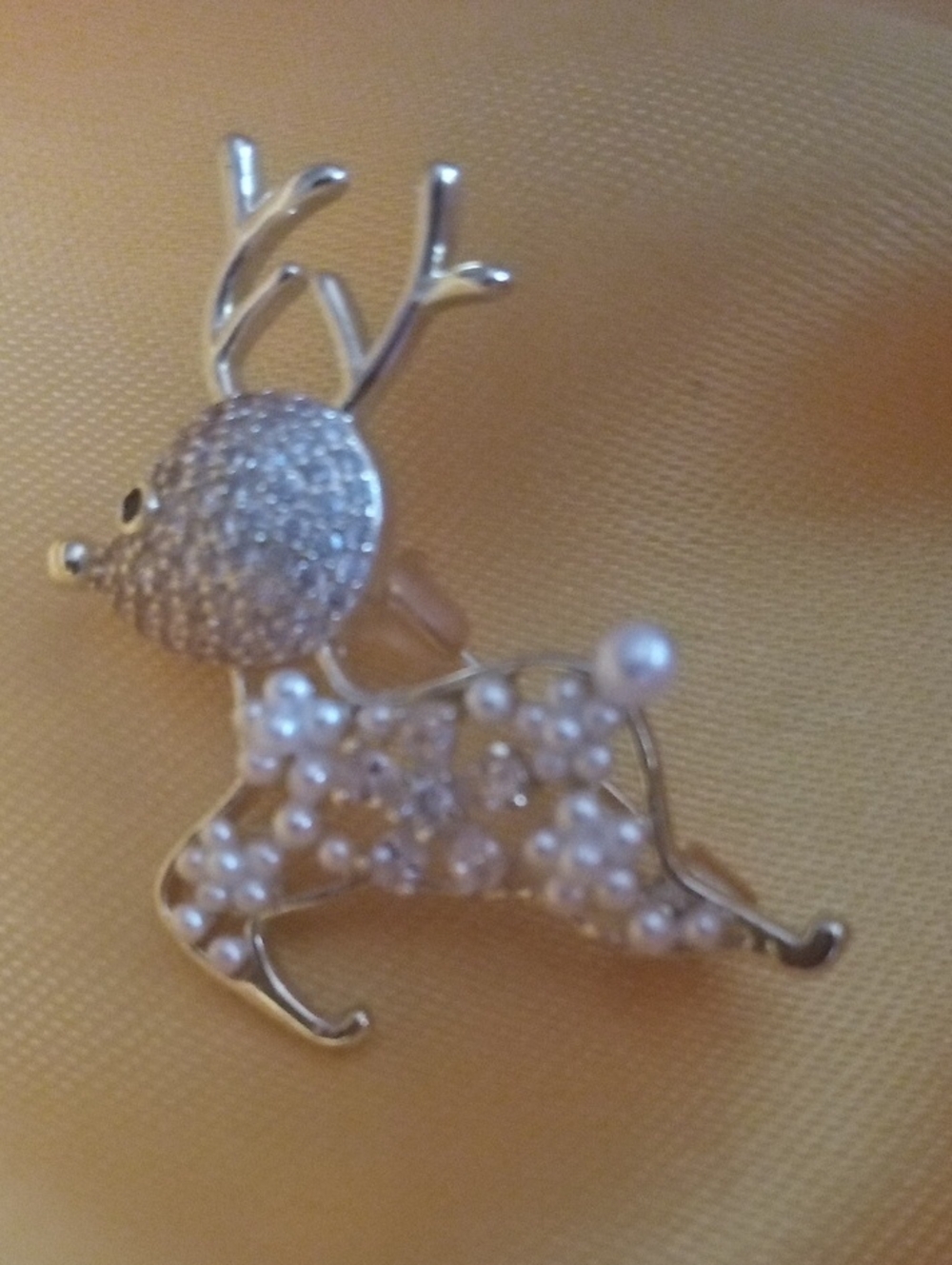🦌Silver-tone Pearl Accent Reindeer Brooch - Silver